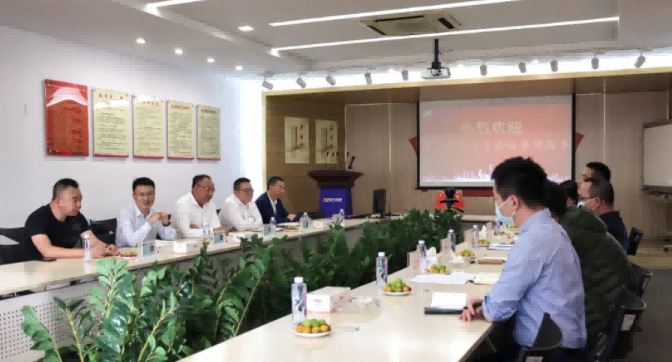 东莞市工信局与镇经发局领导莅临3003新葡的京参观指导
